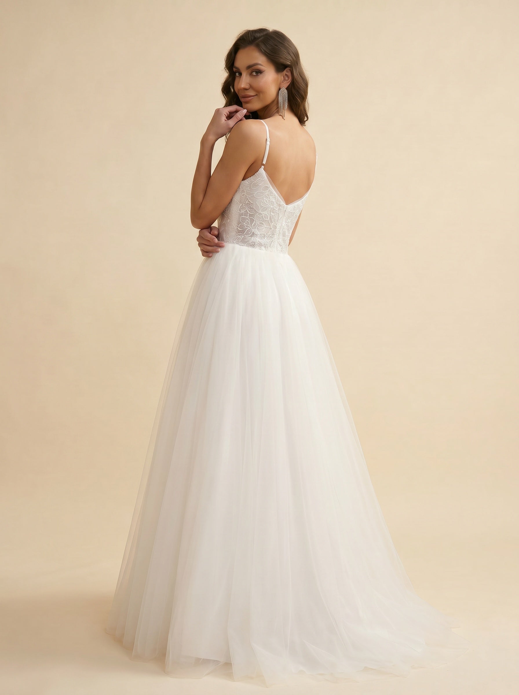 Elegant trailing long wedding dress
