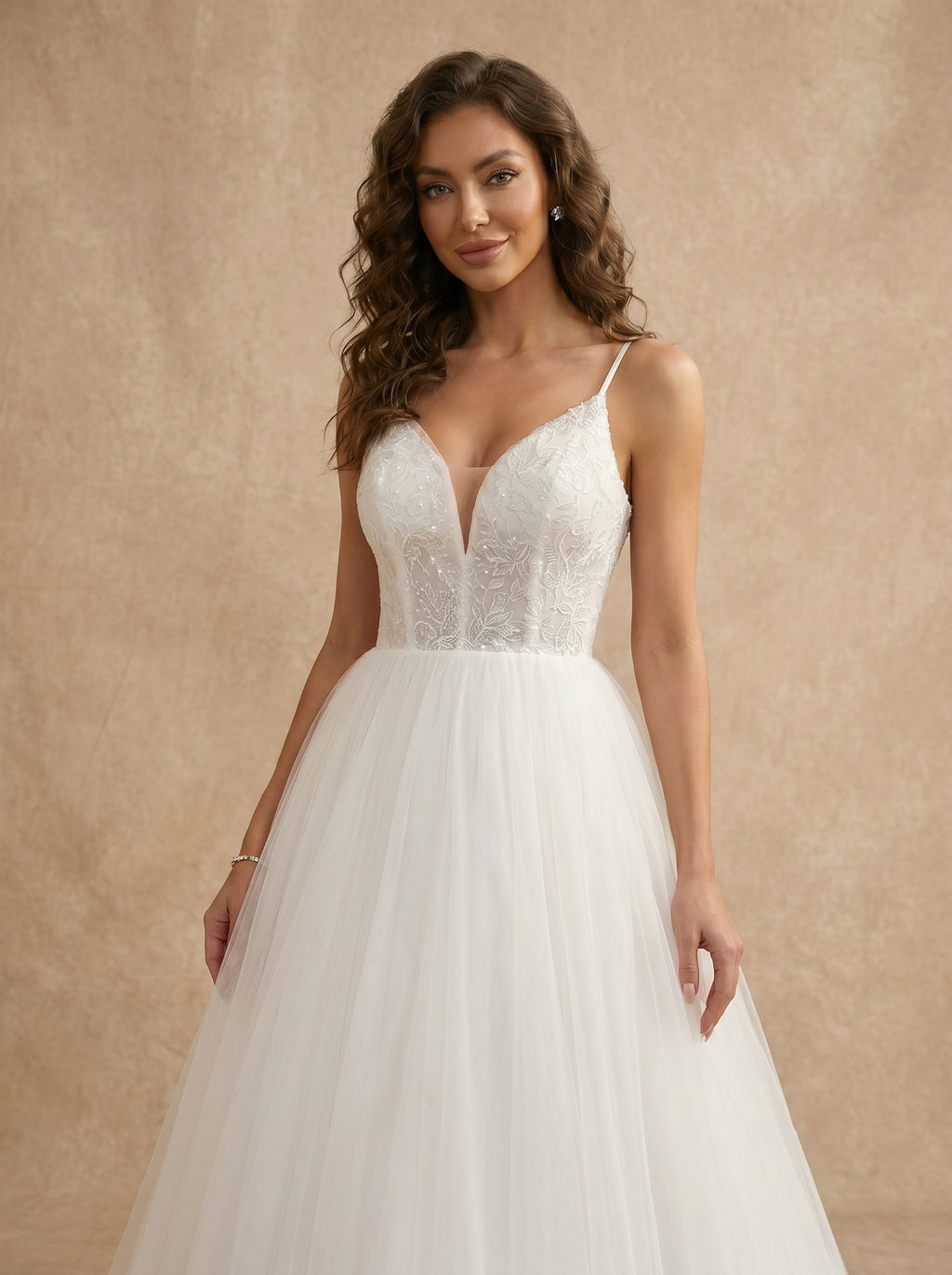 Elegant trailing long wedding dress